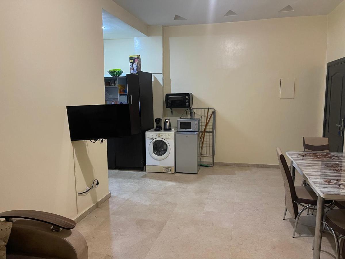 Numero 4 Au Rez-de-chaussee Pour Famille Appartement *